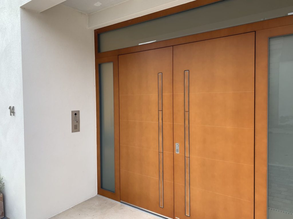 DIJON_PORTE-DENTREE_BOIS-EPICEA-MODEL-M615-COULEUR-F140-EXTERIEUR-ET-BLANC-9016-INTERIEUR_PIRNAR