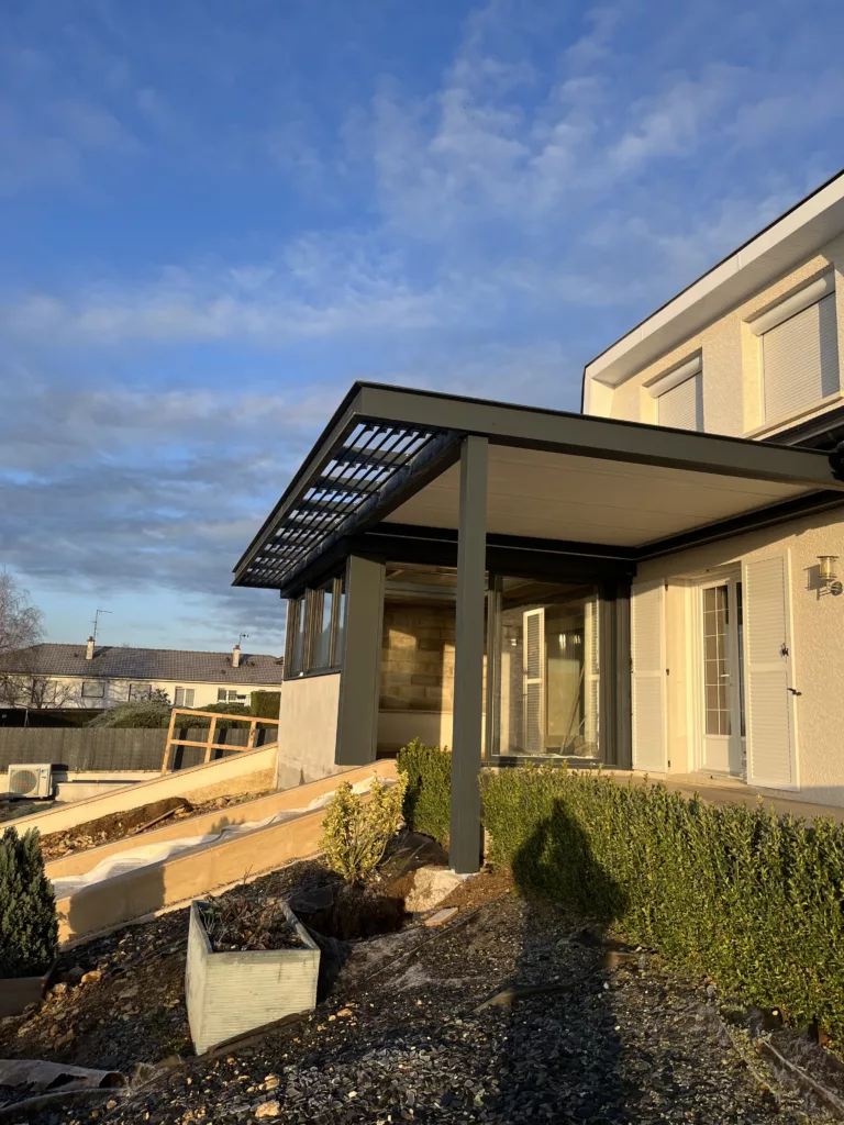 MB DIRECT_CONCEPT ALU DIJON_EXTENXIA_DUO_AVEC PERGOLA_ LIGNE STILL_FINITION HABITAT_RAL7016