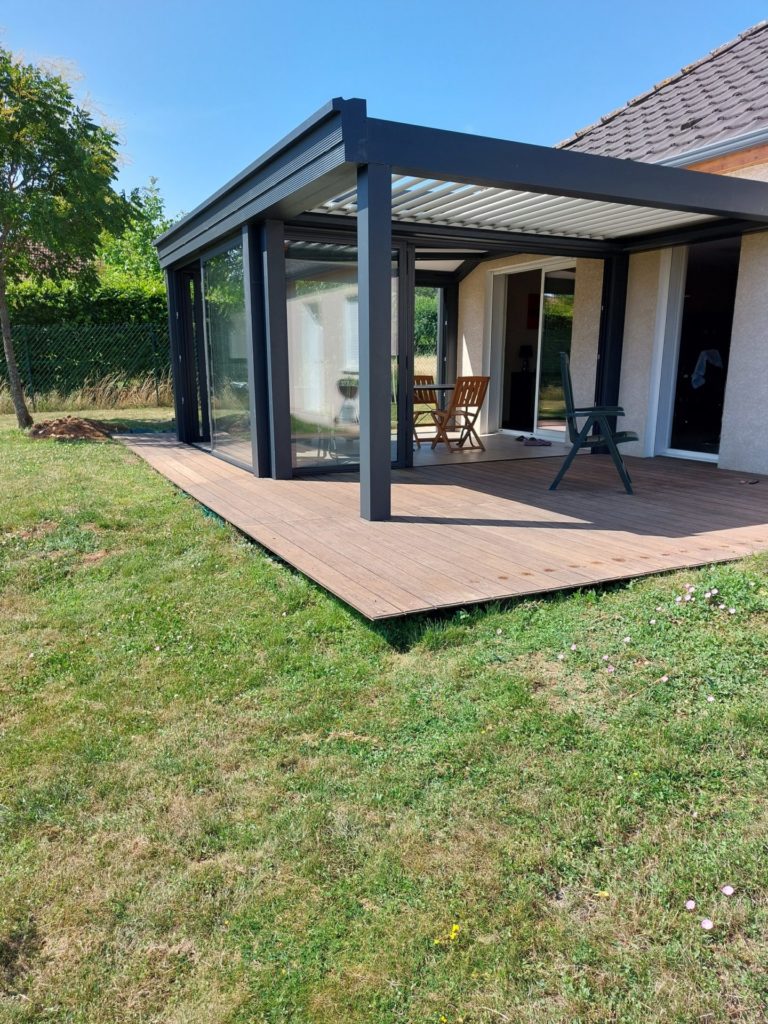 Véranda aluminium Homéa en duo avec pergola bioclimatique