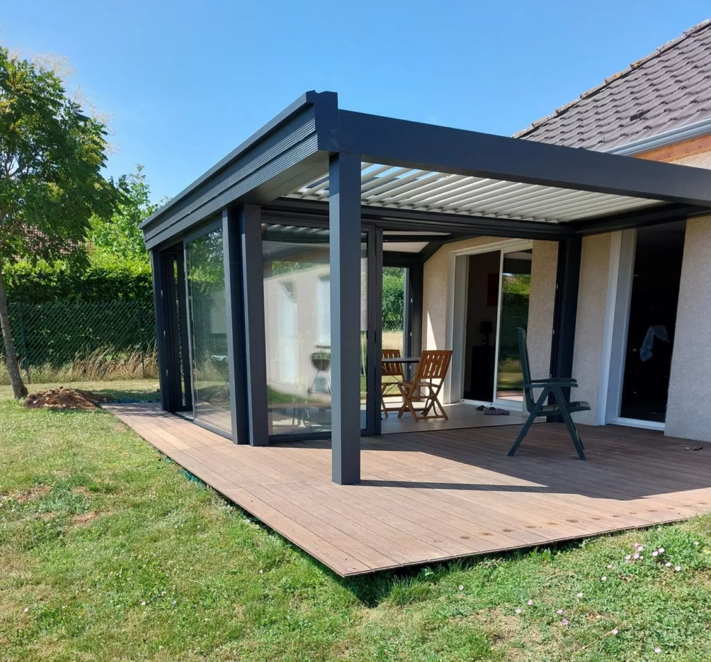 Véranda aluminium Homéa en duo avec pergola bioclimatique