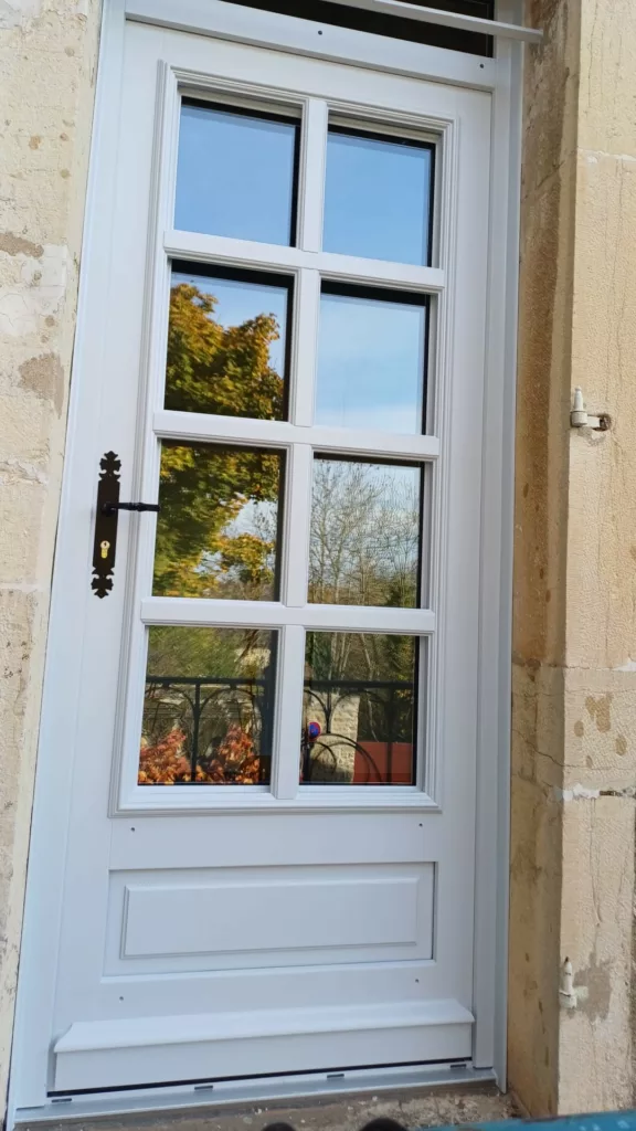 MB DIRECT_KOMILFO DIJON_ MENUISERIE BOIS_ATULAM_PORTE SYBILLE_RAL7035EXT_RAL9016INT