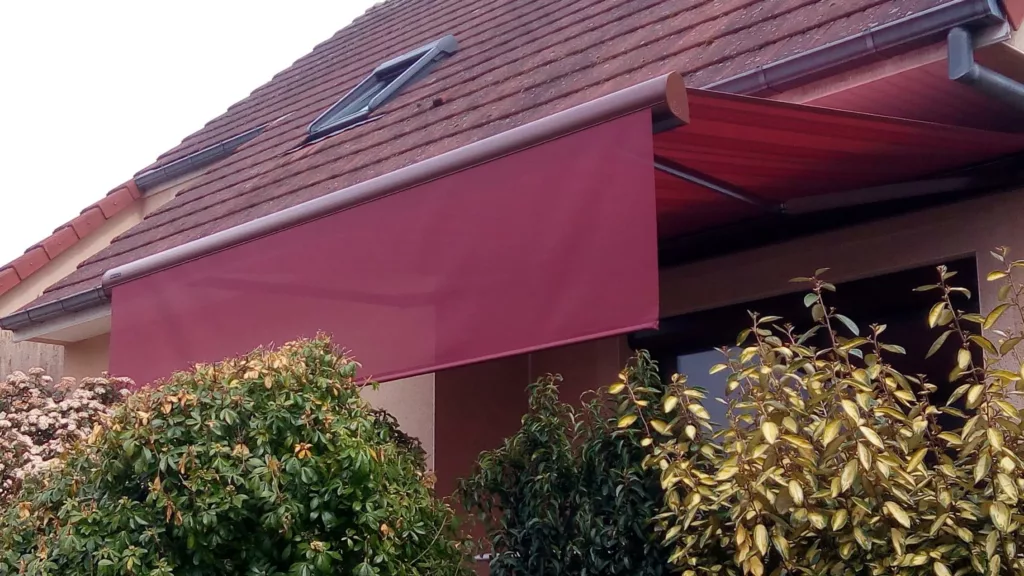store banne bordeaux avec lambrequin deroulable assorti