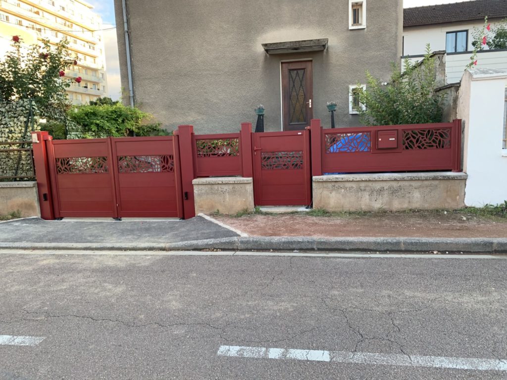 Portail battant et clôture en aluminium Horizal Lazer rouge