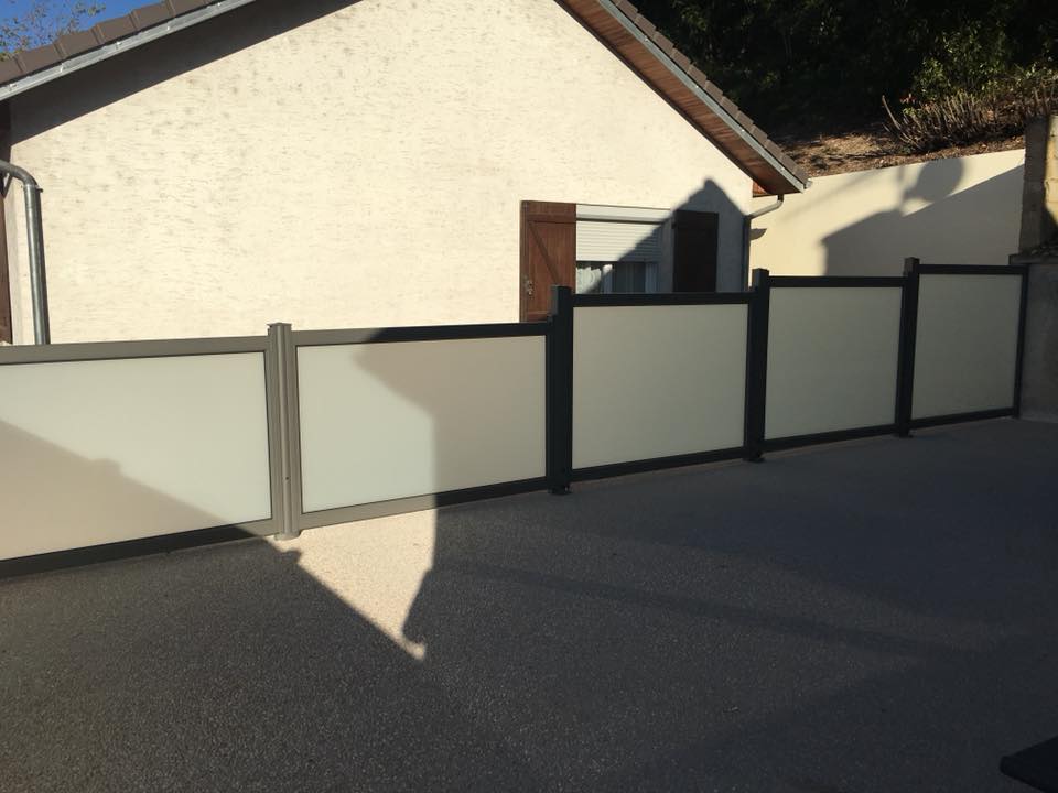 Brise vue en aluminium Horizal - modèle Mykonos avec vitrage sablé