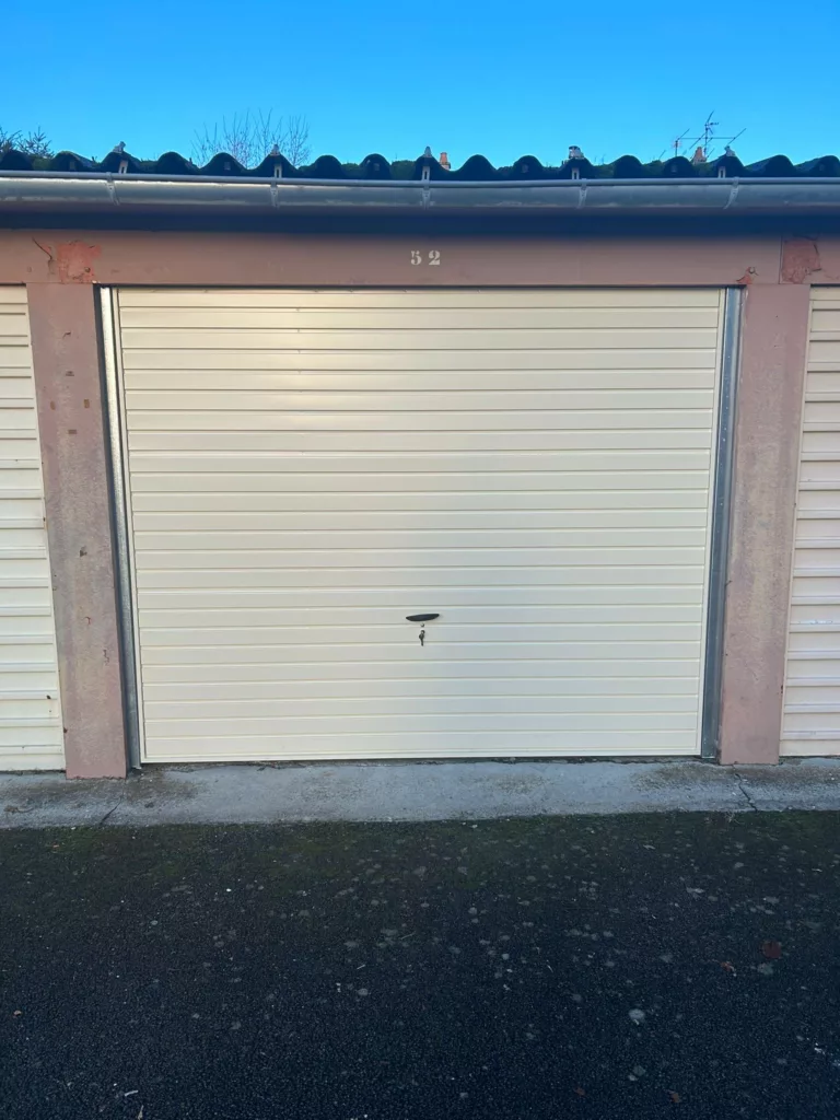 MB DIRECT_KOMILFO DIJON_PORTE DE GARAGE_BASCULANTE_NOVOFERM RAL1015