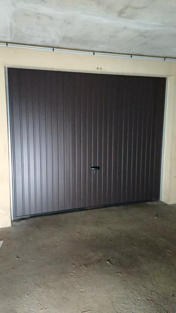 MB DIRECT_KOMILFO DIJON_PORTE DE GARAGE_BASCULANTE_NOVOFERM_RAL8019