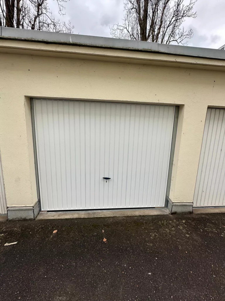 MB DIRECT_KOMILFO DIJON_PORTE DE GARAGE_BASCULANTE_NOVOFERM_RAL9016