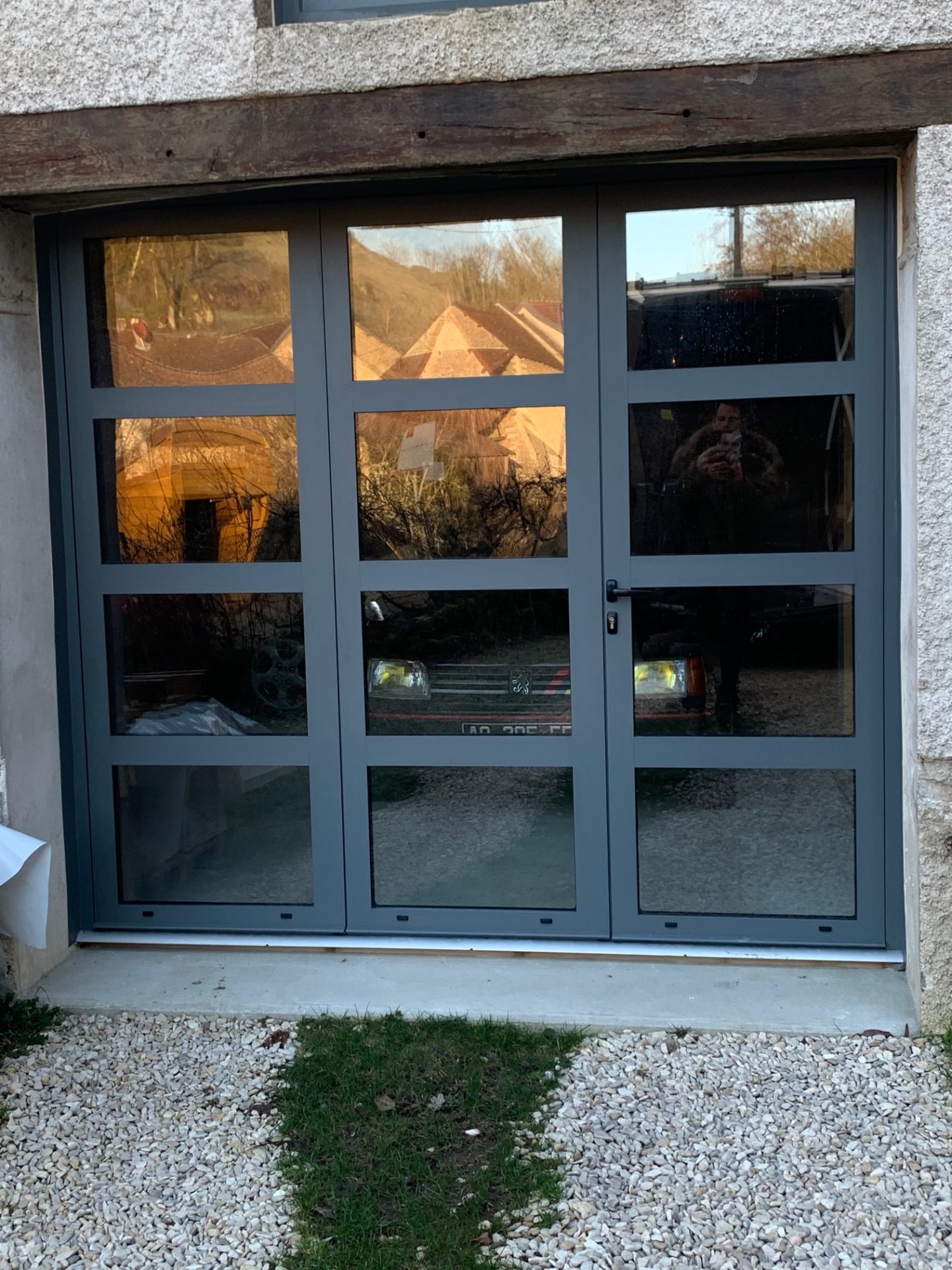 Porte de garage battante vitrée