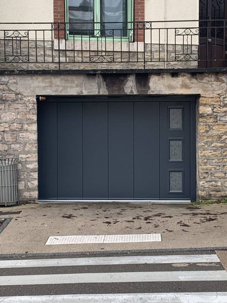 Porte de garage latérale sectionnelle avec hublots et portillon en aluminium