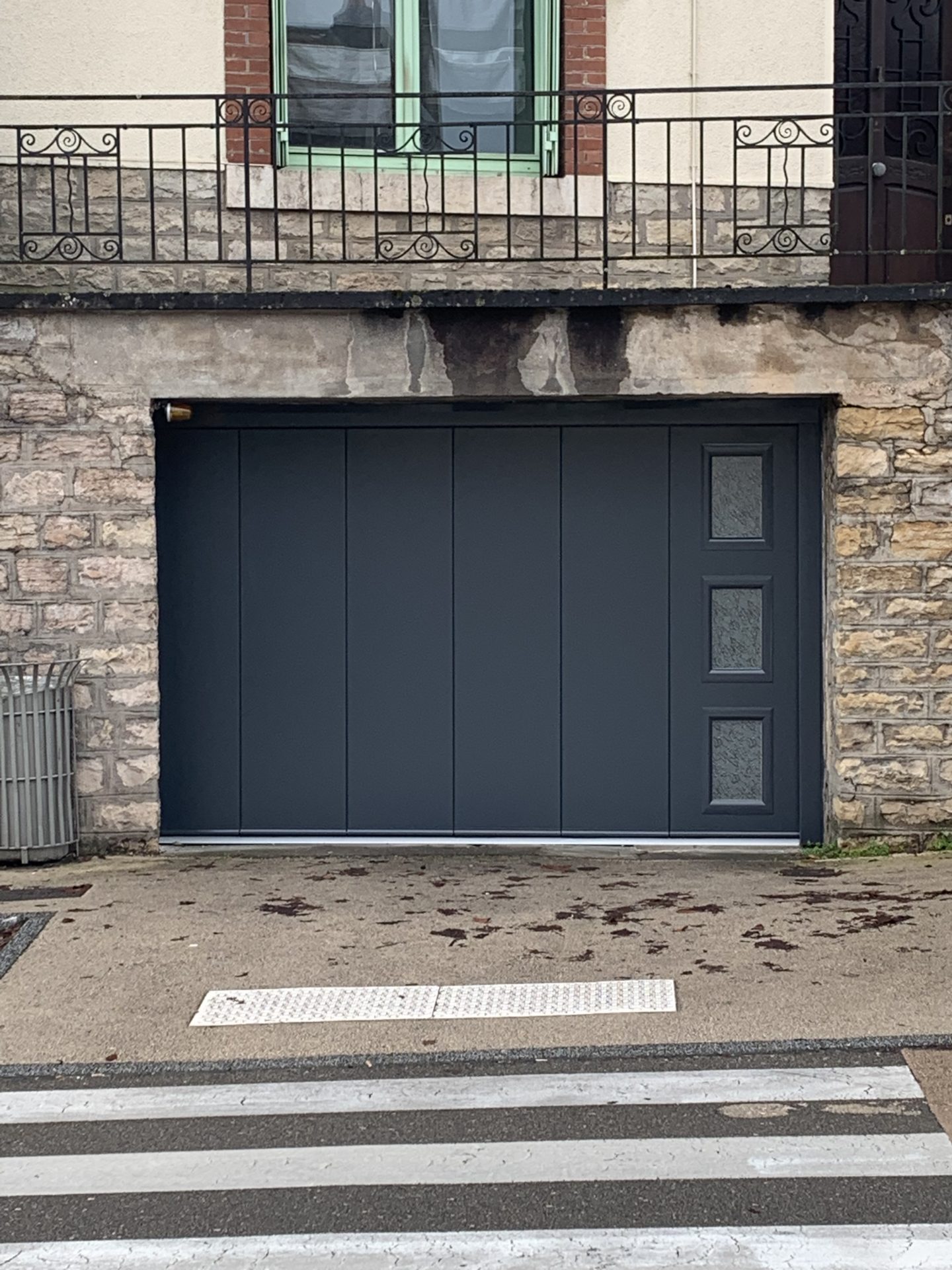Porte de garage latérale sectionnelle avec hublots et portillon en aluminium