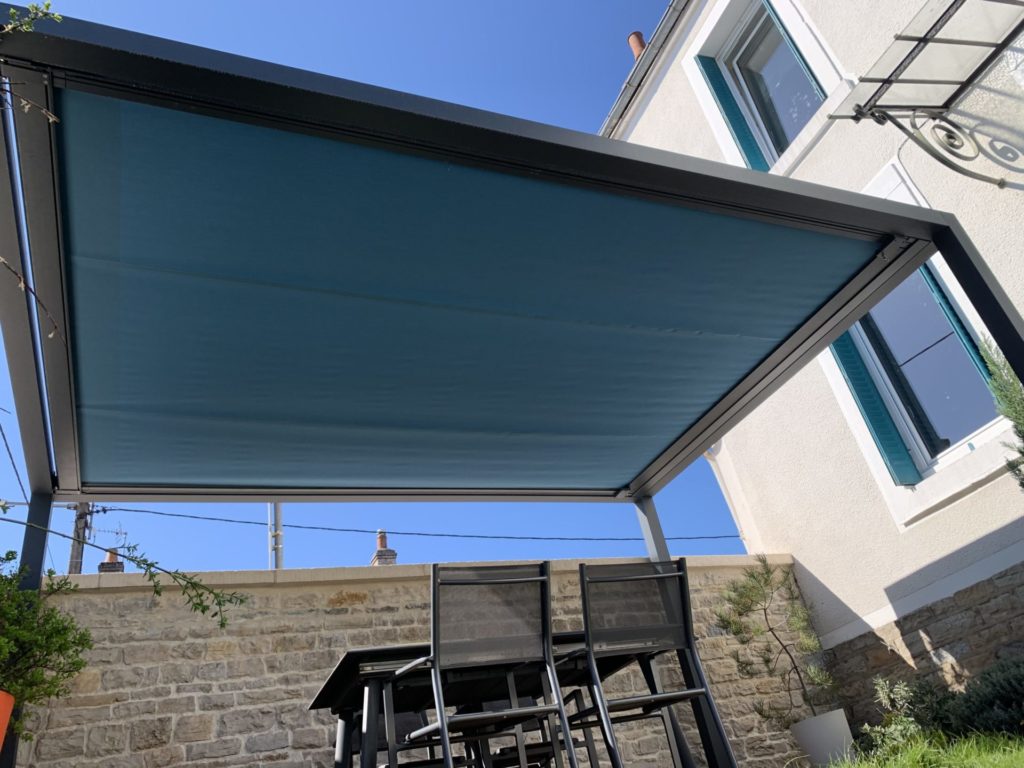 MB-DIRECT_KOMILFO-DIJON_SOCOTEX_PERGOLA-IDEEA-ID2-DESIGN-SUN_ANTHRACITE-7016-GRIBONVAL-4-scaled