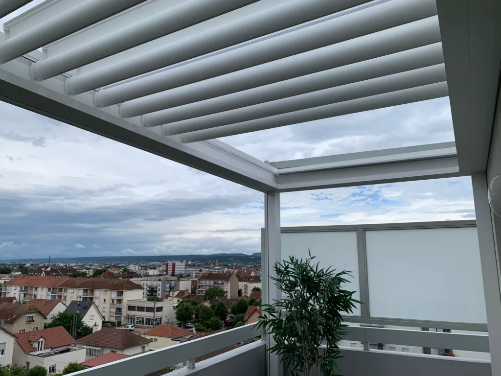 MB DIRECT_KOMILFODIJON_PERGOLA_BRUSTOR_B600 screen simple_BLANC 9016 GRANITE_ECLAIRAGE