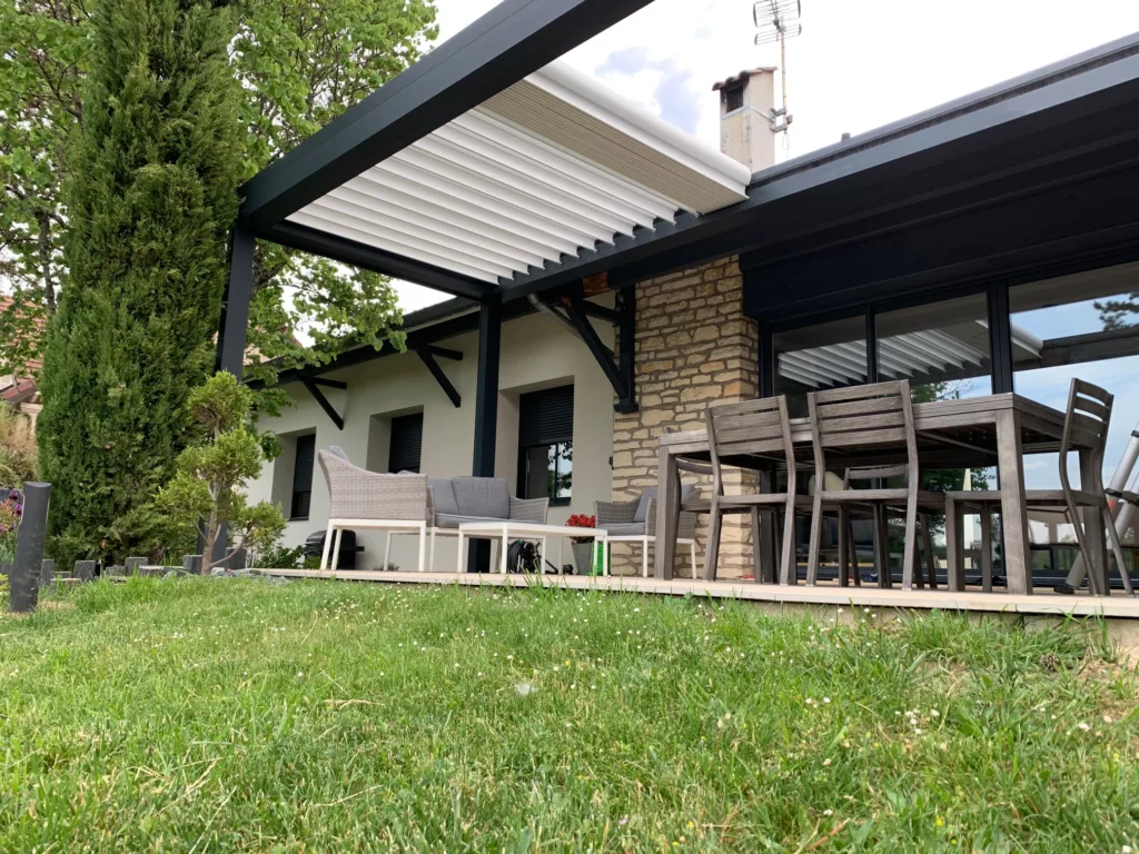 MB DIRECT_KOMILFODIJON_PERGOLA_BRUSTOR_B600S_7016 GRANITE_1 ZIP SCREEN_ECLAIRAGE