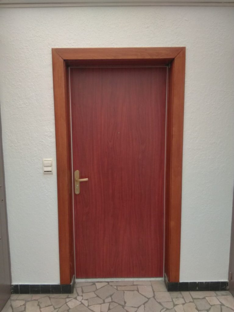 Porte palière avec plaquage bois