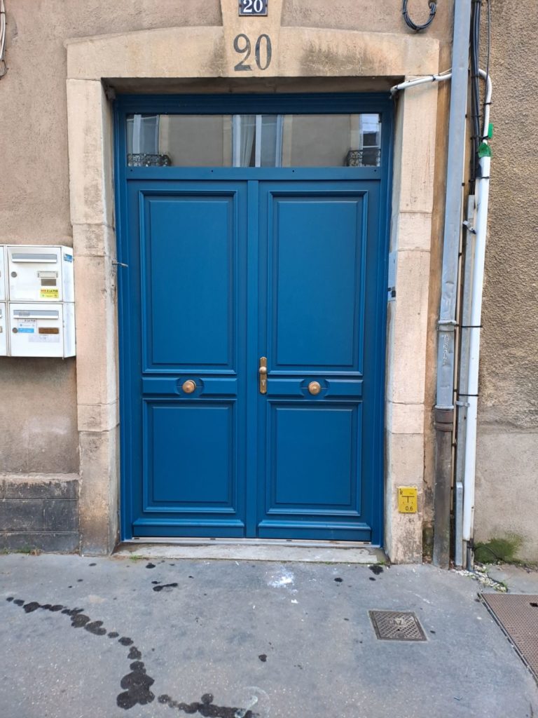 porte d'entrée double avec boutons de porte