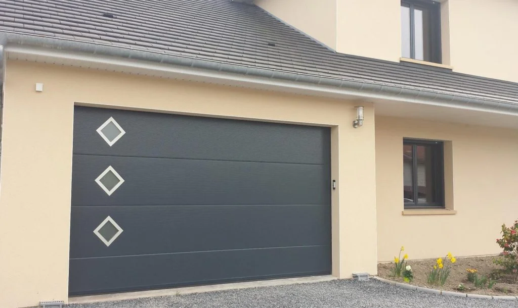 Porte de garage sectionnelle avec Hublot Alunox MB Direct Komilfo