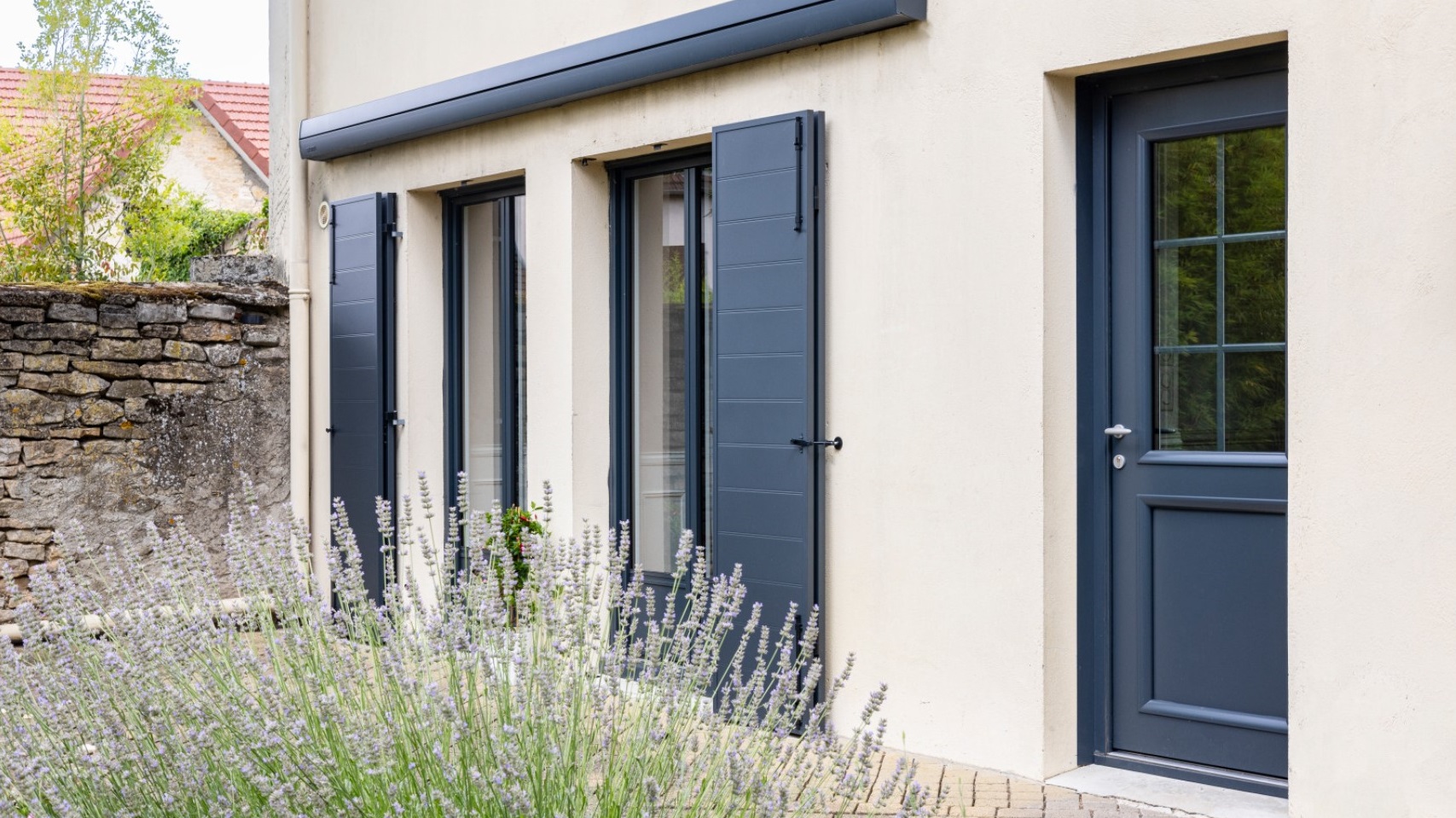 Volets battants aluminium Ehret, porte d'entrée BelM - modèle Langeais, store banne Brustor assortis