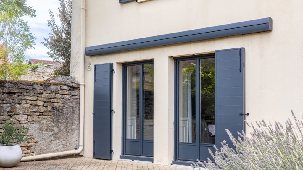 Volets battants aluminium Ehret et store banne Brustor