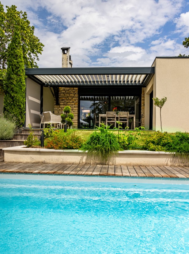 Pergola adossée Brustor avec Zip Screen et éclairage - MB Direct Komilfo