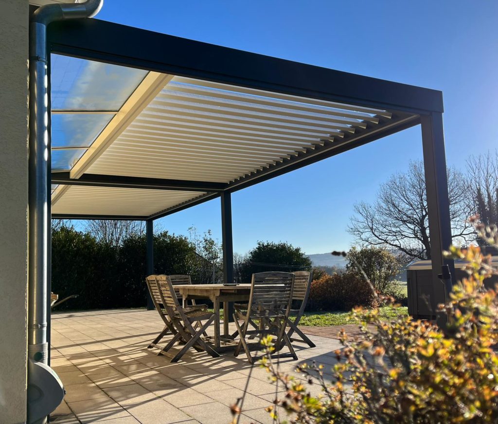 Préau pergola avec lames orientables