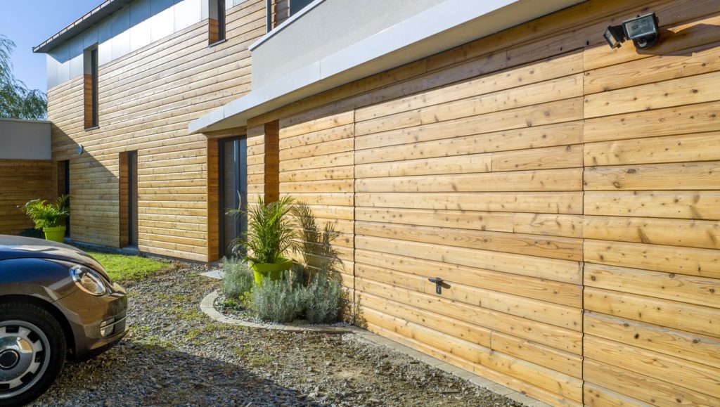 Porte de garage basculante novoferm avec parement en bois