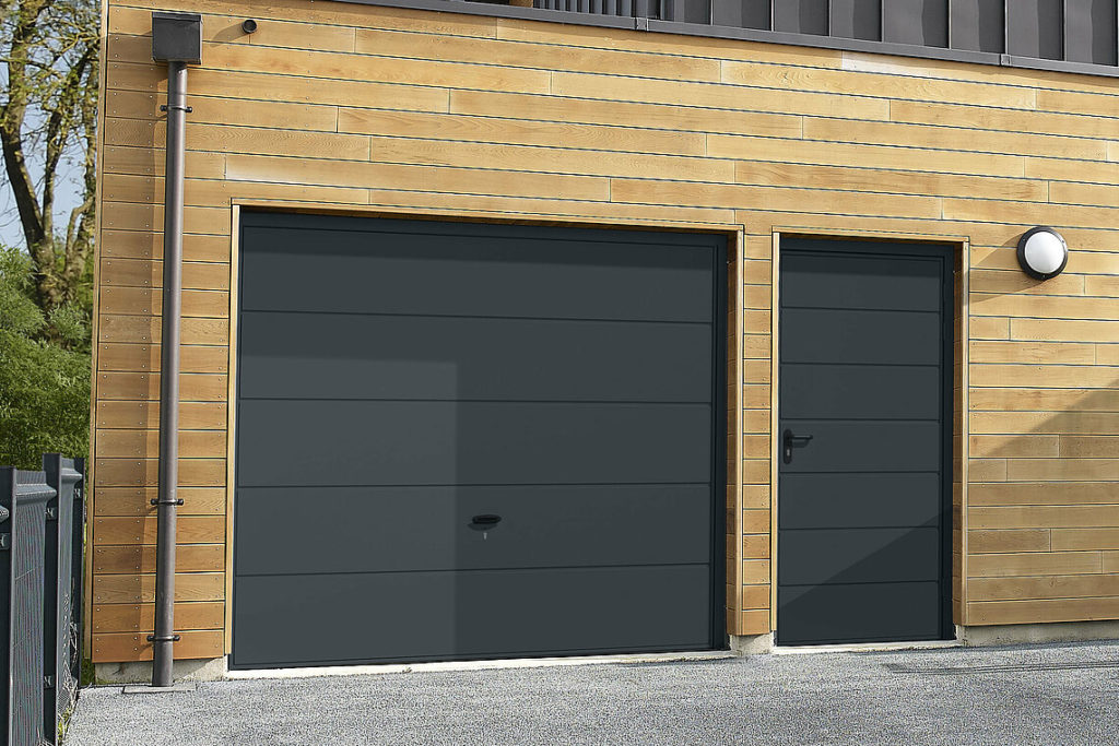 porte de service coordonnée à la porte de garage