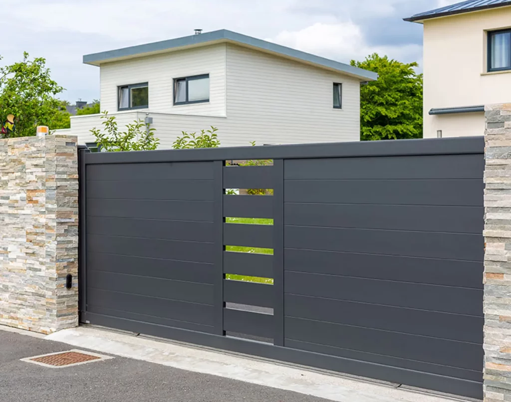 Portail coulissant aluminium ajouré Kostum - modèle Glazik