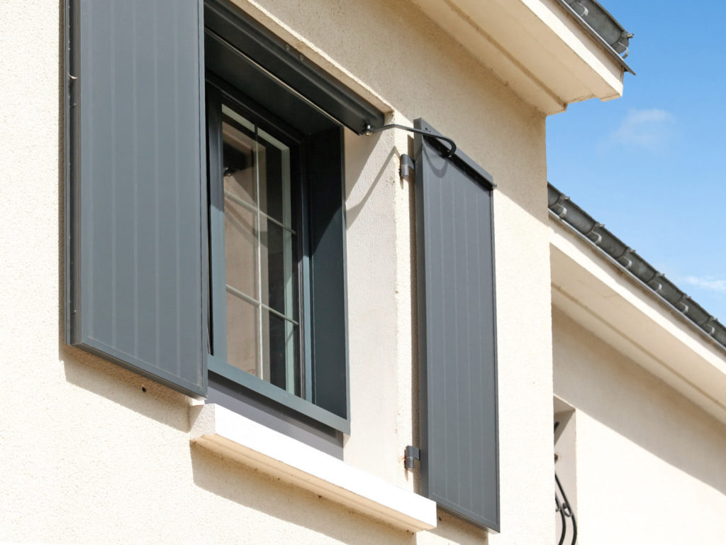 Motorisation de volet battant en aluminium