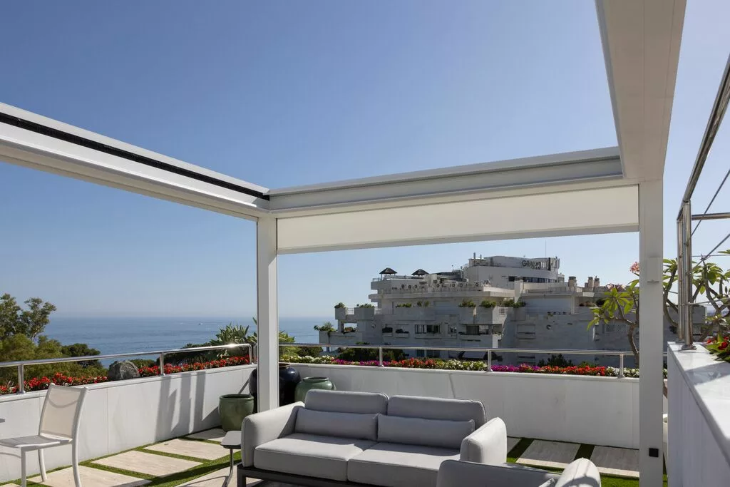 pergola rétractable toit complètement ouvert