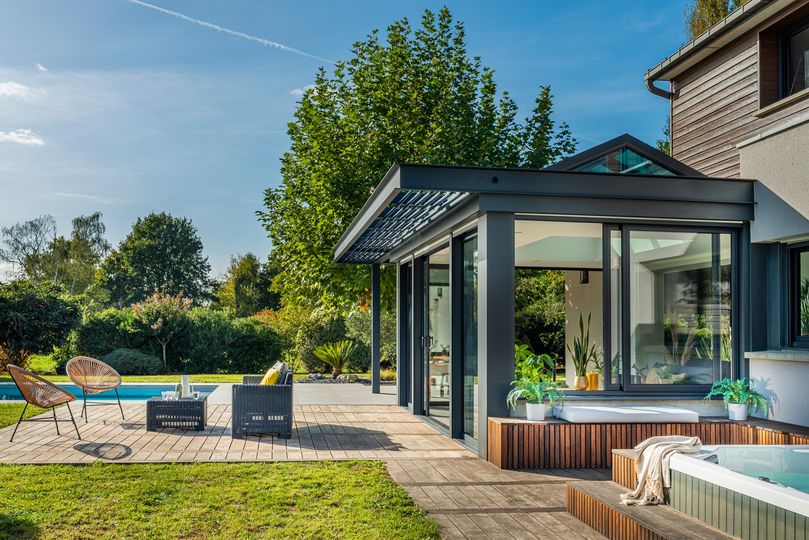 extanxia avec puit de lumière et casquette de toit avec vue donnant sur piscine