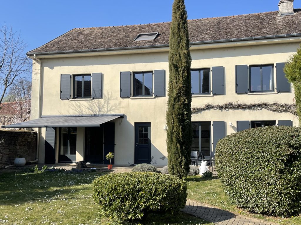 chantier complet de maison avec volets battants, porte d'entrée, fenêtres et store banne