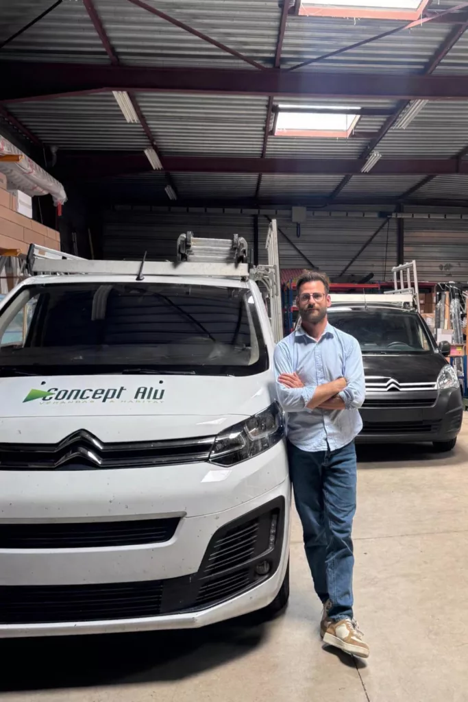 photo du gérant dans l'atelier avec camion Komilfo et camion concept Alu