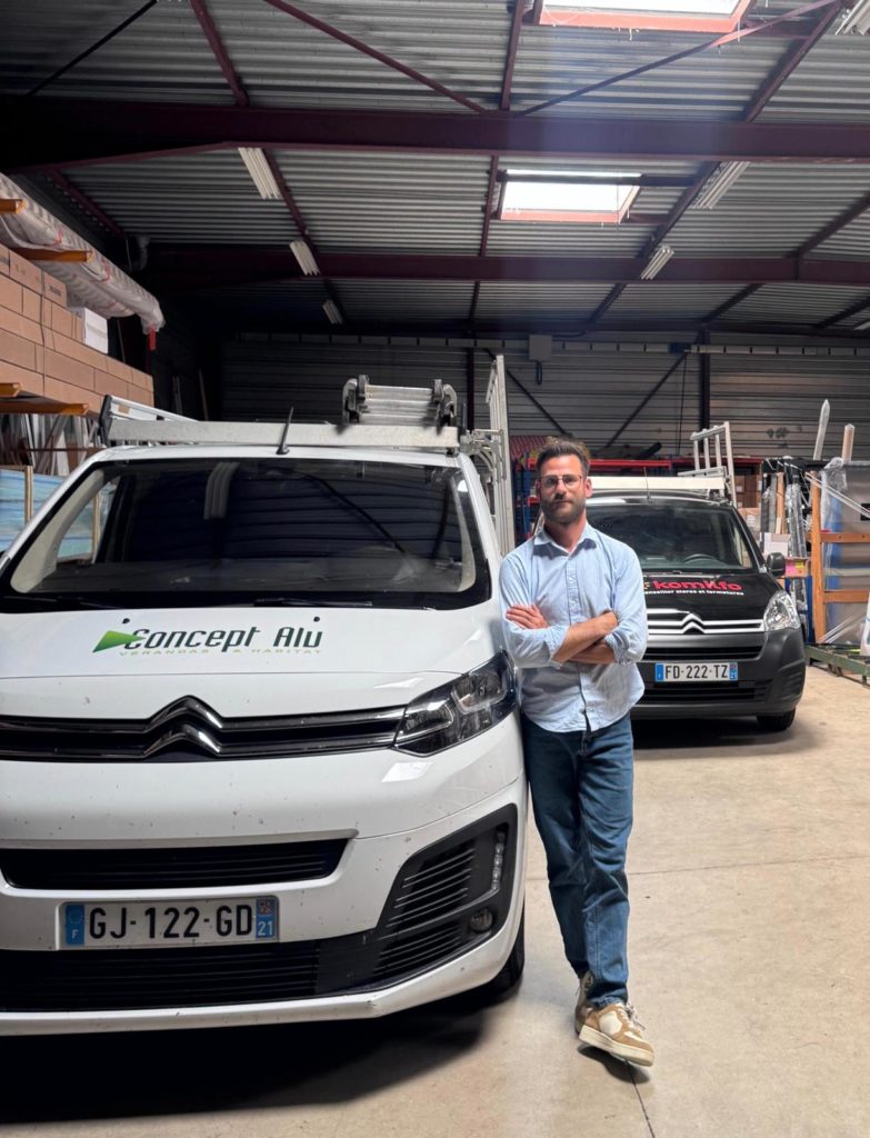 photo du gérant dans l'atelier avec camion Komilfo et camion concept Alu