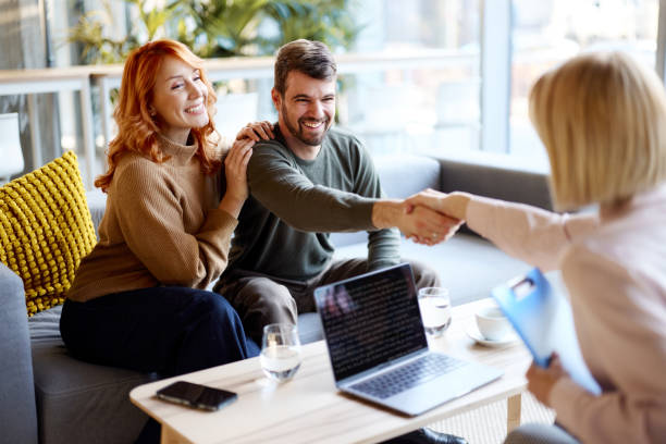 échange avec le conseiller commercial au domicile du client
