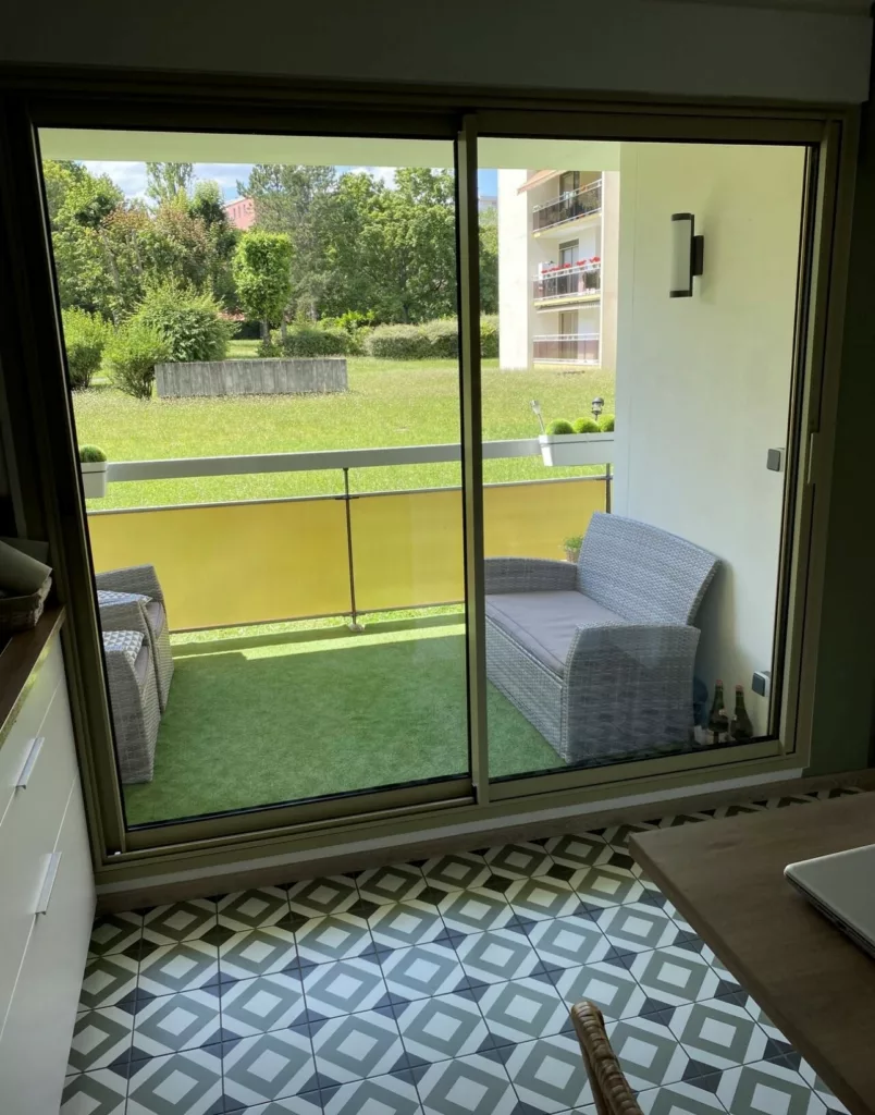 MB DIRECT_KOMILFO DIJON_ MENUISERIE ALU_COULISSANT_2 VANTAUX_PREFAL_ RAL GOLD