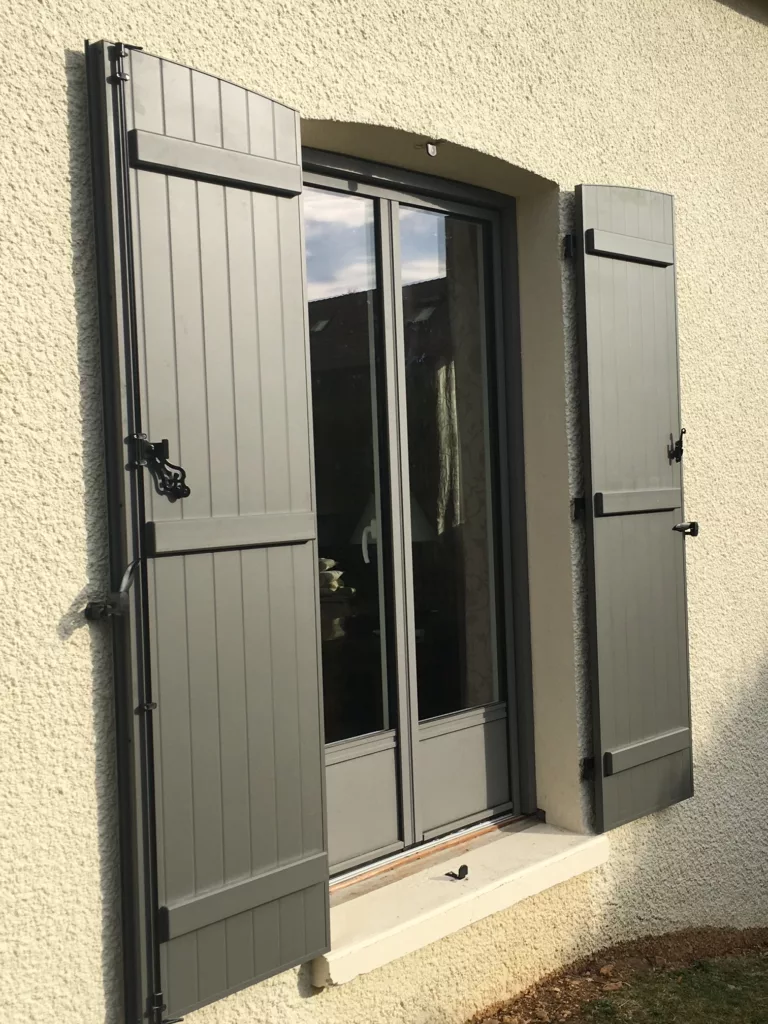 MB DIRECT_KOMILFO DIJON_ MENUISERIE ALU_DOMIOT_BICOLORATION BLANC INTERIEUR ET GRIS 2900 EXTERIEUR