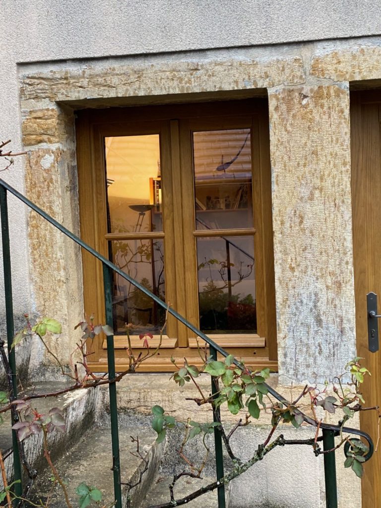 fenêtre bois lasurée avec petits bois