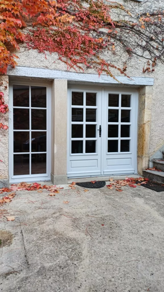 MB DIRECT_KOMILFO DIJON_ MENUISERIE BOIS_ATULAM_GAMME ESTIBELLE ET PORTE SYBILLE_RAL7035EXT_RAL9016INT