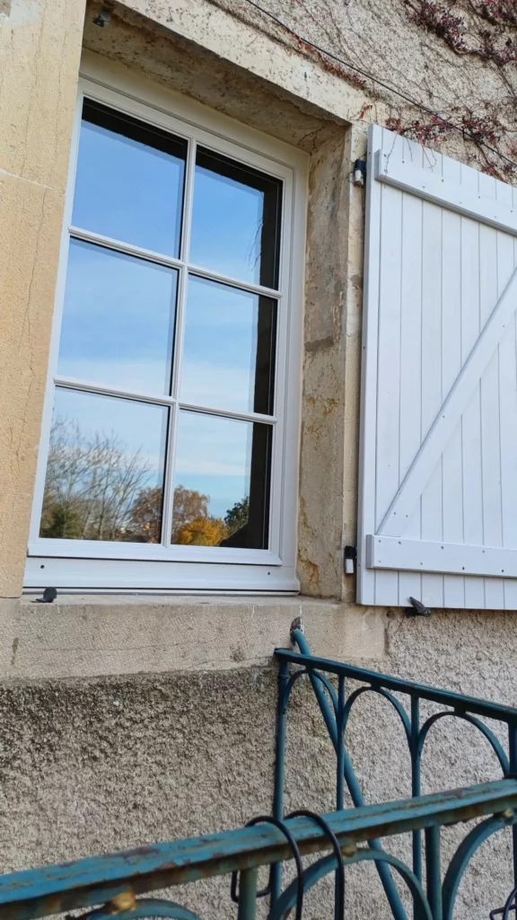 MB DIRECT_KOMILFO DIJON_ MENUISERIE BOIS_ATULAM_GAMME ESTIBELLE_RAL7035EXT_RAL9016INT