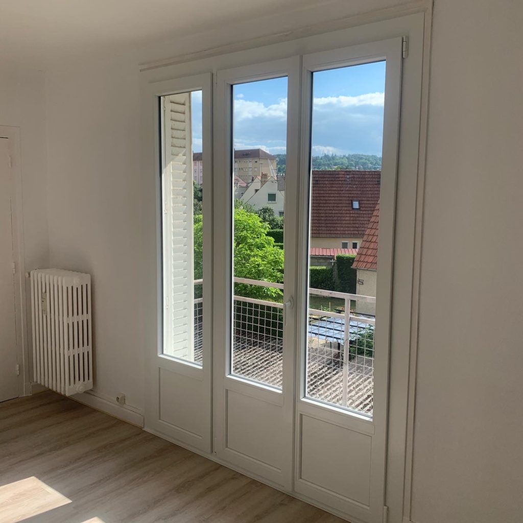 portes fenêtres triple vantaux pvc avec soubassement