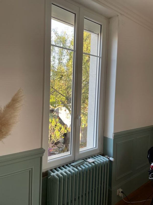 fenetre pvc blanche avec petit bois horizontal en partie haute