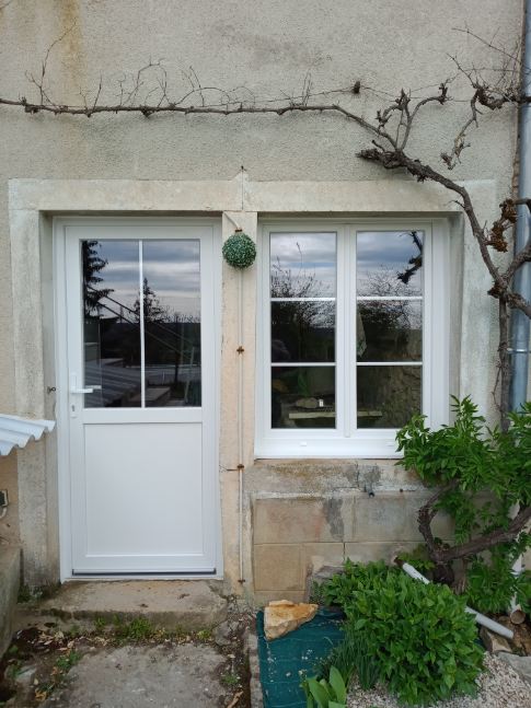 porte fenêtre et fenêtre pvc avec petits bois blancs