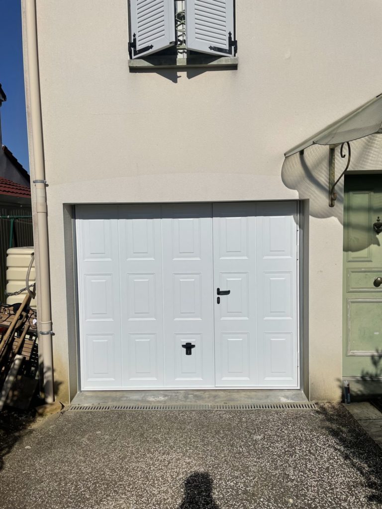 porte de garage basculante avec portillon modèle avec cassettes