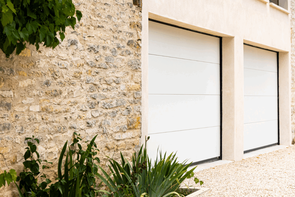 porte de garage sectionnelle plafond blanche modele lisse vue fermée