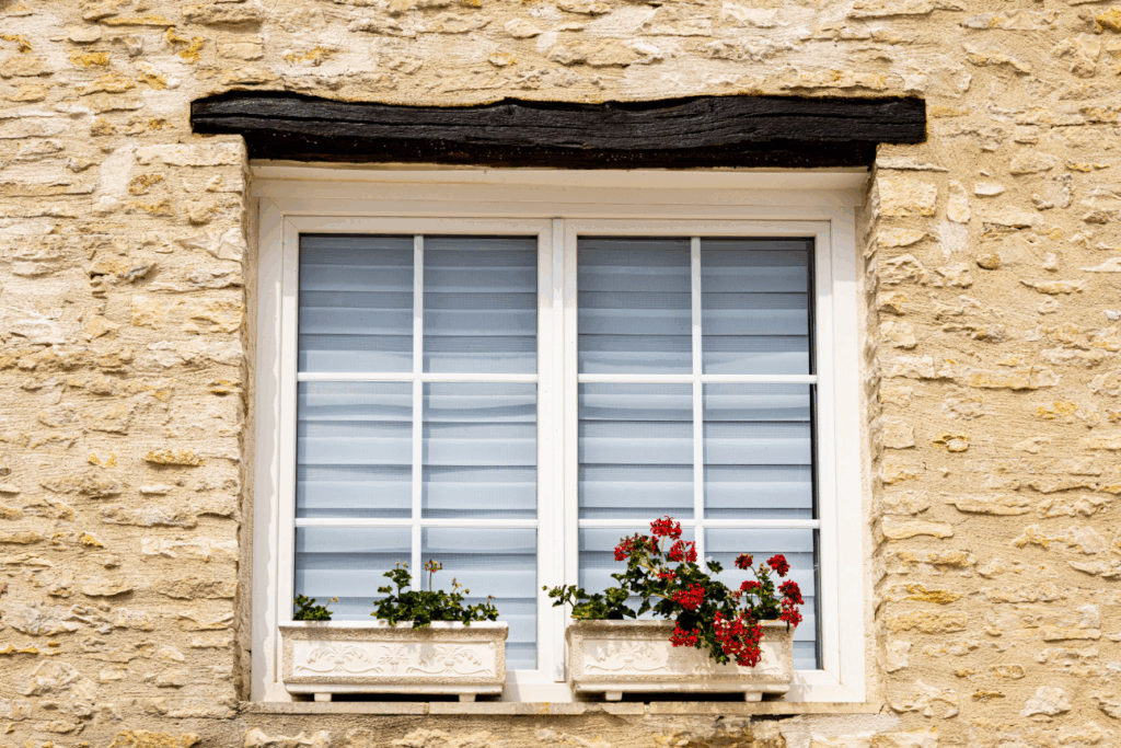 fenêtre pvc blanche avec 3X2 petits bois