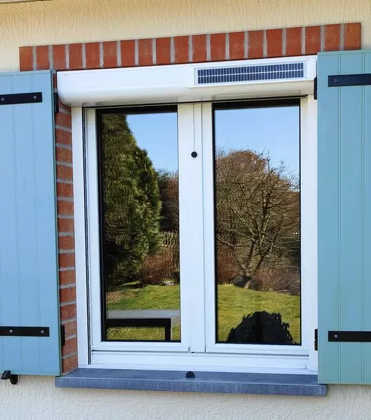 exemple installation volet solaire profalux avec moustiquaire