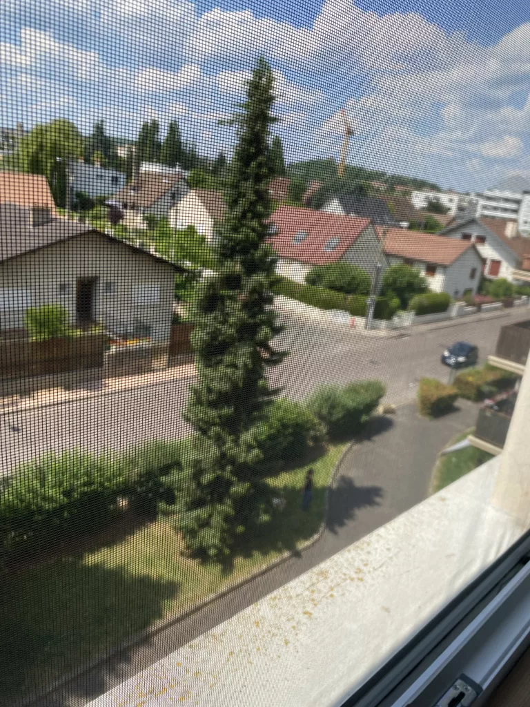 MB-DIRECT_-CONCEPT-ALU-DIJON_PROFALUX-VOLET-ROULANT-VISIO-SOLAIRE-BLANC-AVEC-MOUSTIQUAIRE vue moustiquaire