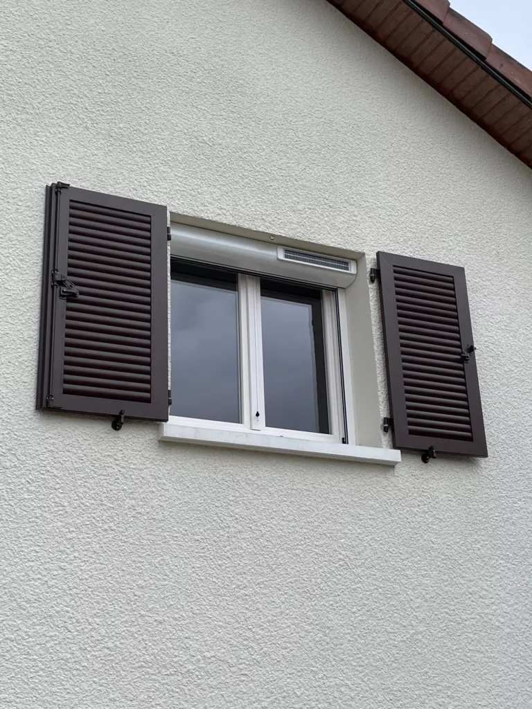 VR-SOLAIRE-AVEC-MOUSTIQUAIRE_RAL-9016