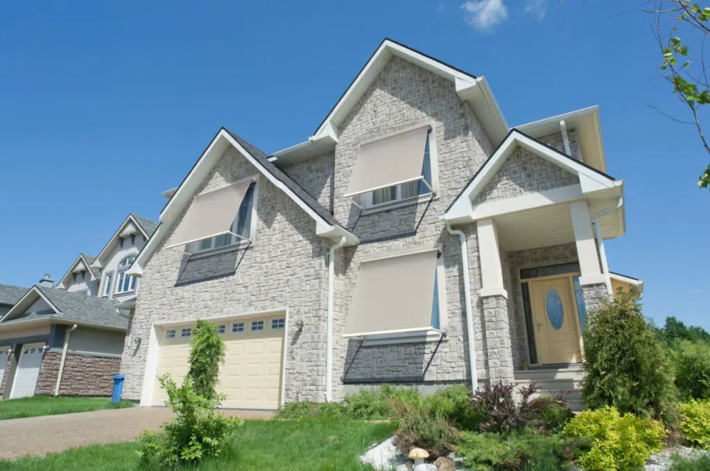 Store-a-projection-avec-coffre-Verso-KE