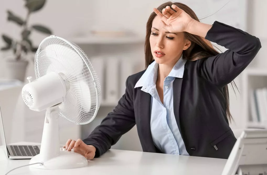 femme canicule au bureau